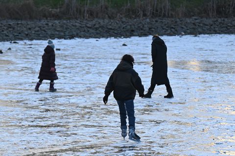 Trotz Dauerfrost warnen die Behörden vor dem Betreten der Eisflächen. Foto: David Hammersen/dpa