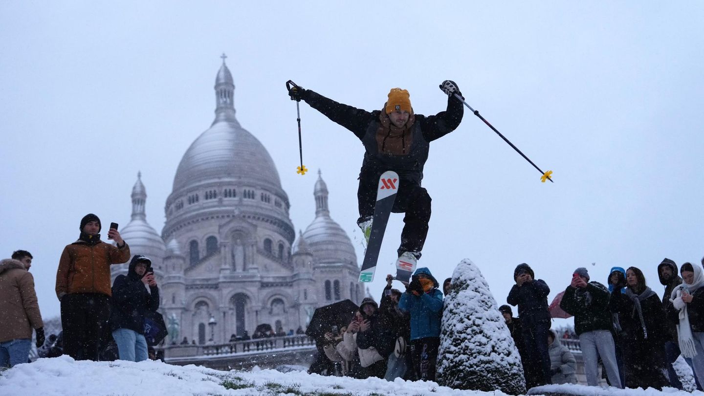 Paris: Ein Mann springt mit seinen Skiern den Hügel bei der Basilika Sacre-Coeur hinunter
