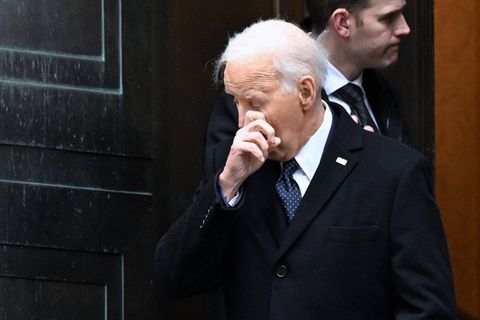 Fotografen lichteten Joe Biden beim Verlassen des Gotteshauses ab. Dabei wischte er sich Tränen aus dem Gesicht.