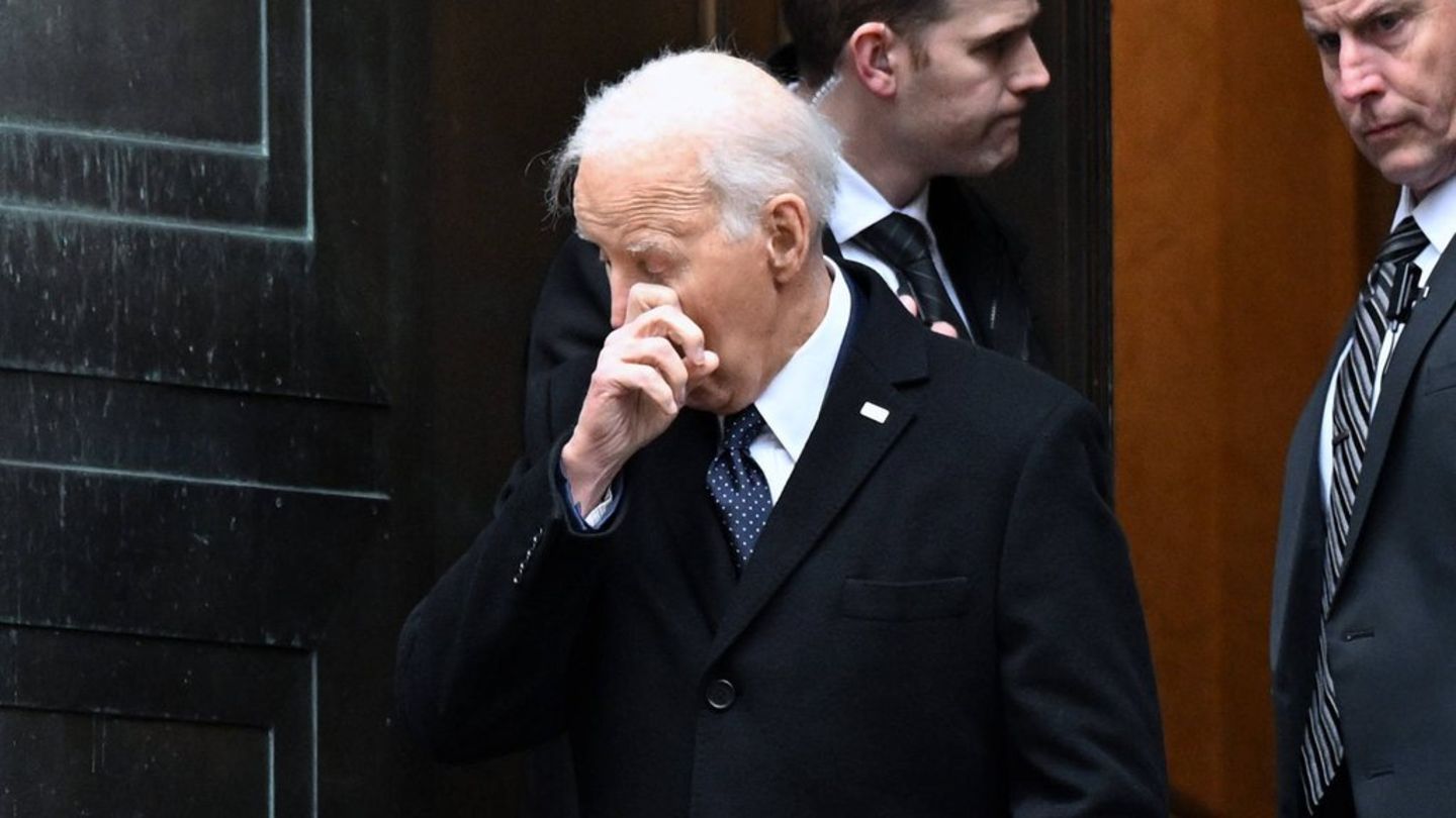 Fotografen lichteten Joe Biden beim Verlassen des Gotteshauses ab. Dabei wischte er sich Tränen aus dem Gesicht.