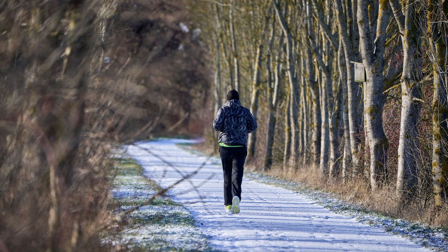 Winterliche Temperaturen und glatte Straßen gibt es in den nächsten Tagen in Rheinland-Pfalz und im Saarland. (Archivbild) Foto: