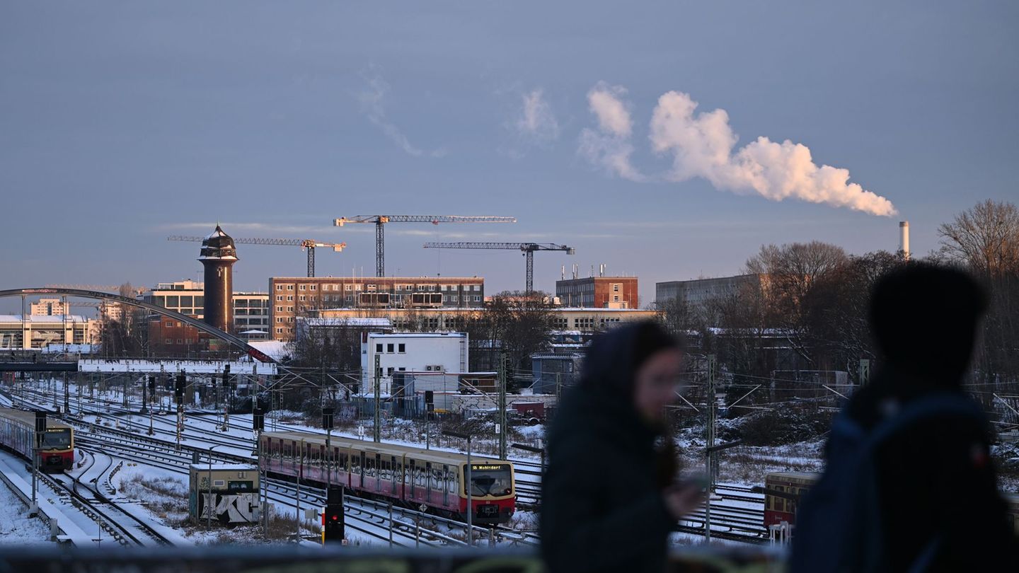 Auf den Strecken der S1 und S7 war der Verkehr nach dem großflächigen Stromausfall in Berlin eingeschränkt. (Symbolbild) Foto: L