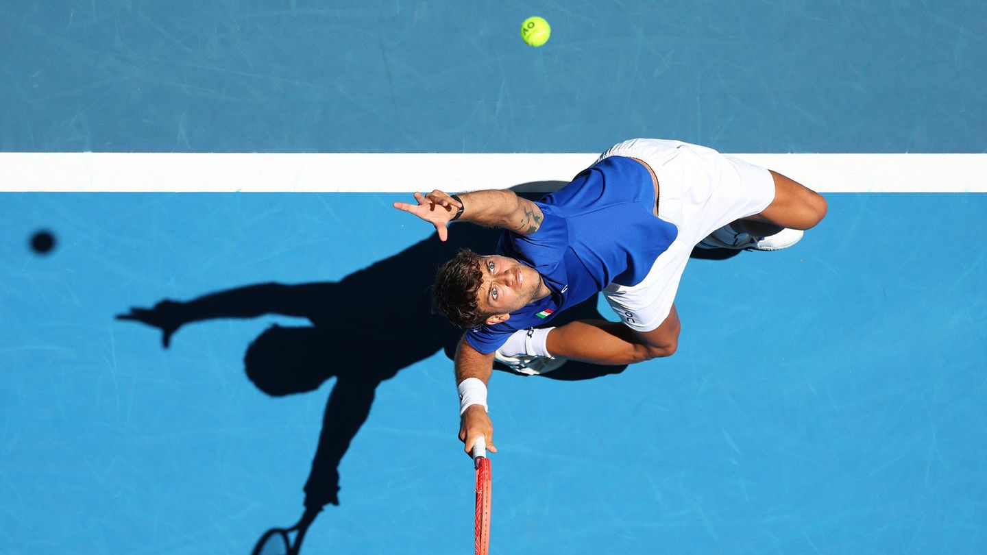 Australien, Perth. Das ist Perfektion: Im Herren-Einzel wirft Flavio Cobolli den Tennisball zum Aufschlag nach oben und gleichzeitig einen Schatten nach hinten. Ob es am Italiener liegt oder dem Fotografen hinter der Kamera?