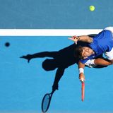 Australien, Perth. Das ist Perfektion: Im Herren-Einzel wirft Flavio Cobolli den Tennisball zum Aufschlag nach oben und gleichzeitig einen Schatten nach hinten. Ob es am Italiener liegt oder dem Fotografen hinter der Kamera?