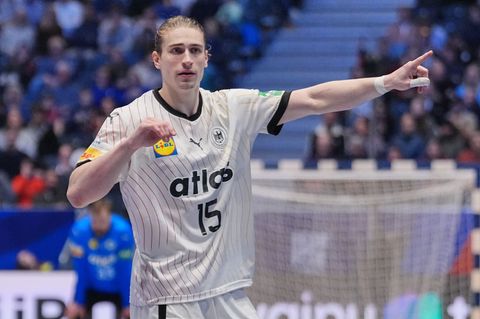 Juri Knorr lenkt das Spiel der deutschen Handballer wie kein anderer. (Archivbild) Foto: Soeren Stache/dpa