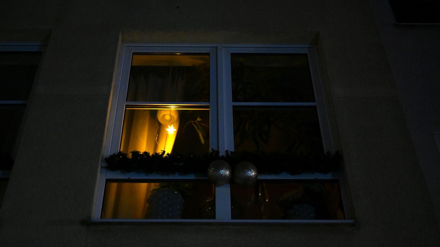 In Berlins Südwesten müssen Tausende Menschen aktuell ohne Strom auskommen - sie nutzen etwa batteriebetriebene Lampen. Foto: El