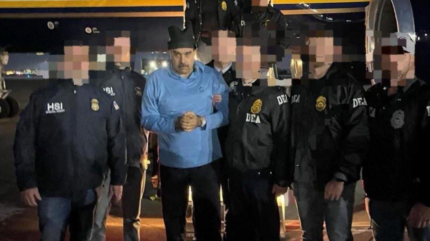 Venezuelas Machthaber Nicolás Maduro umgeben von US-Beamten