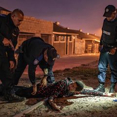 Durchsuchung eines Mannes in Kapstadt