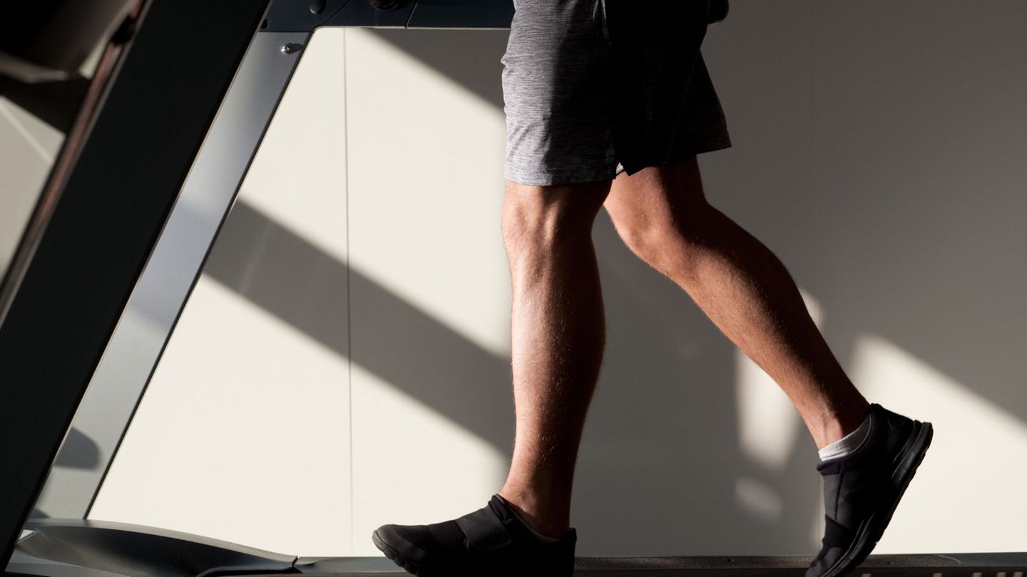 Ob es ein Fitnessgerät zu Hause gibt, ist auch eine Frage des Geldes. (Symbolbild) Foto: Klaus-Dietmar Gabbert/dpa-tmn/dpa