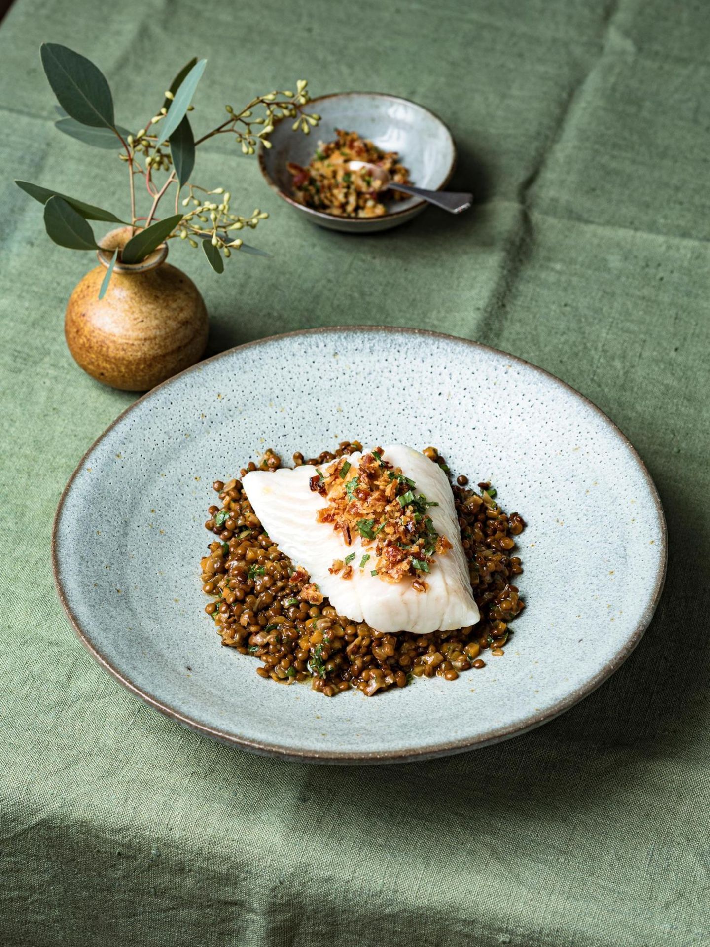 Zanderfilet: Konfierter Zander mit Estragon-Speckkruste auf sauren Alblinsen