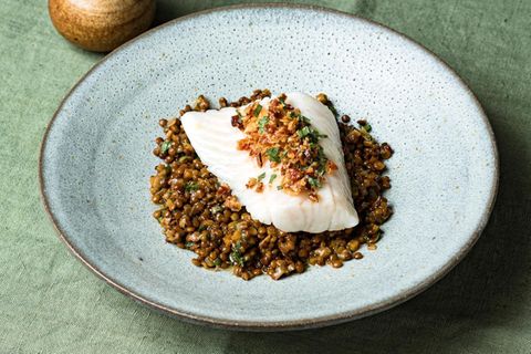 Zanderfilet: Konfierter Zander mit Estragon-Speckkruste auf sauren Alblinsen