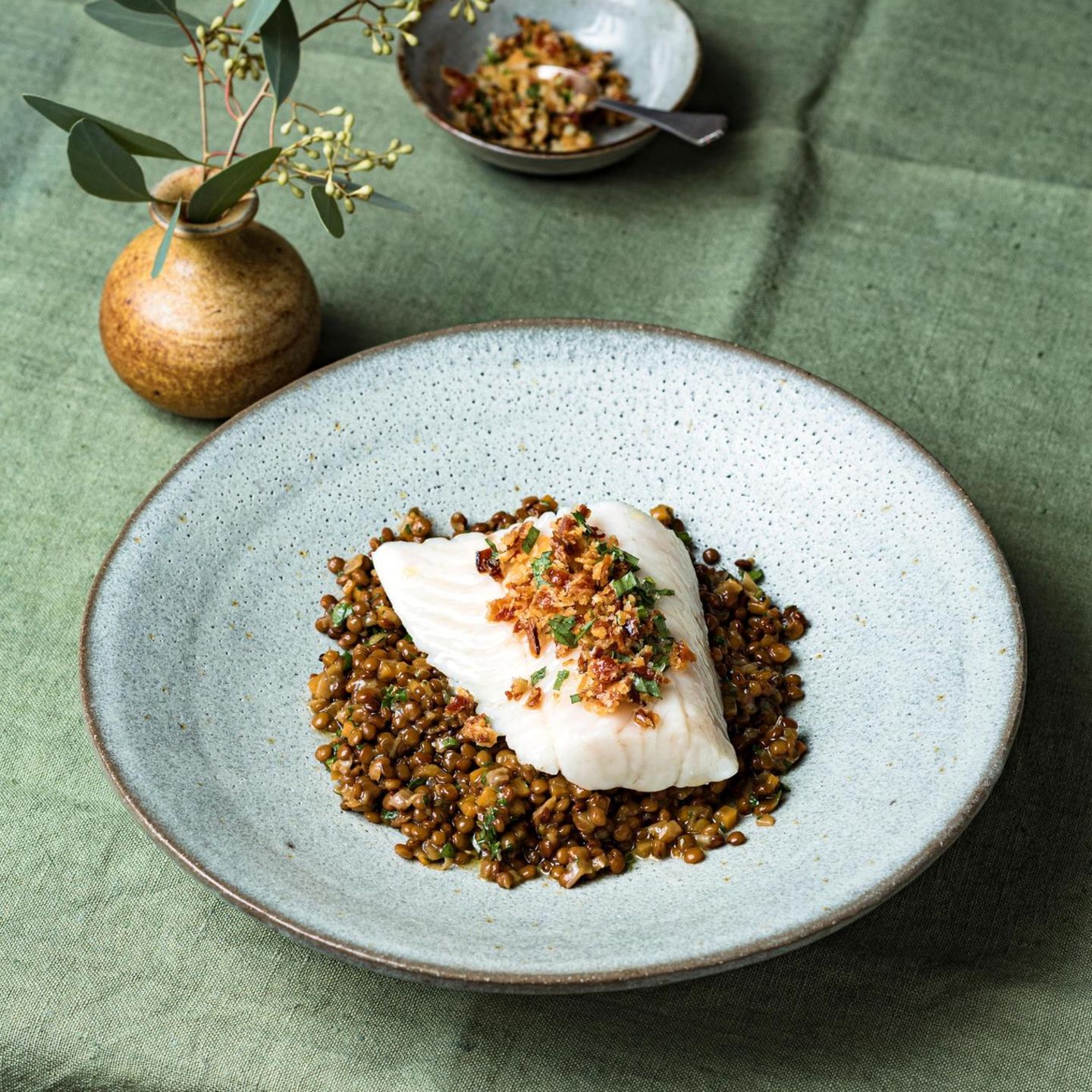 Zanderfilet: Konfierter Zander mit Estragon-Speckkruste auf sauren Alblinsen