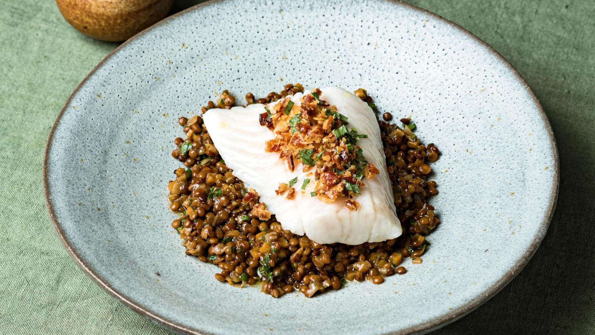 Zanderfilet: Konfierter Zander mit Estragon-Speckkruste auf sauren Alblinsen