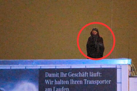 Dieb flüchtet auf Autohaus-Dach