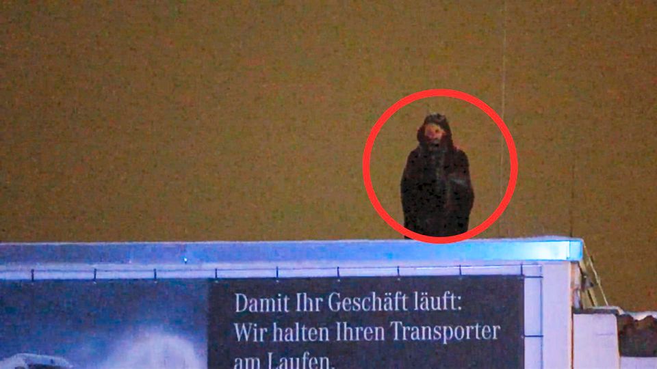 Dieb flüchtet auf Autohaus-Dach