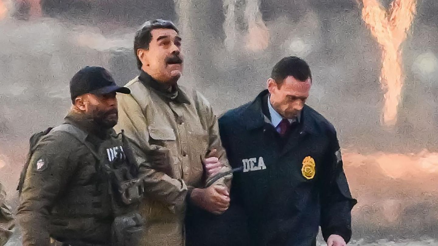 Venezuelas Präsident Nicolás Maduro umgeben von schwer bewaffneten Sicherheitskräften auf dem Weg zum Gericht in New York