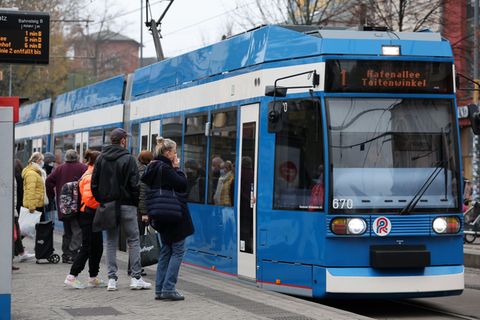 Weil ein Schneeräumfahrzeug eine Oberleitung der Straßenbahn beschädigte, kommt es im Bereich Rostock-Fischerdorf und Lichtenhag