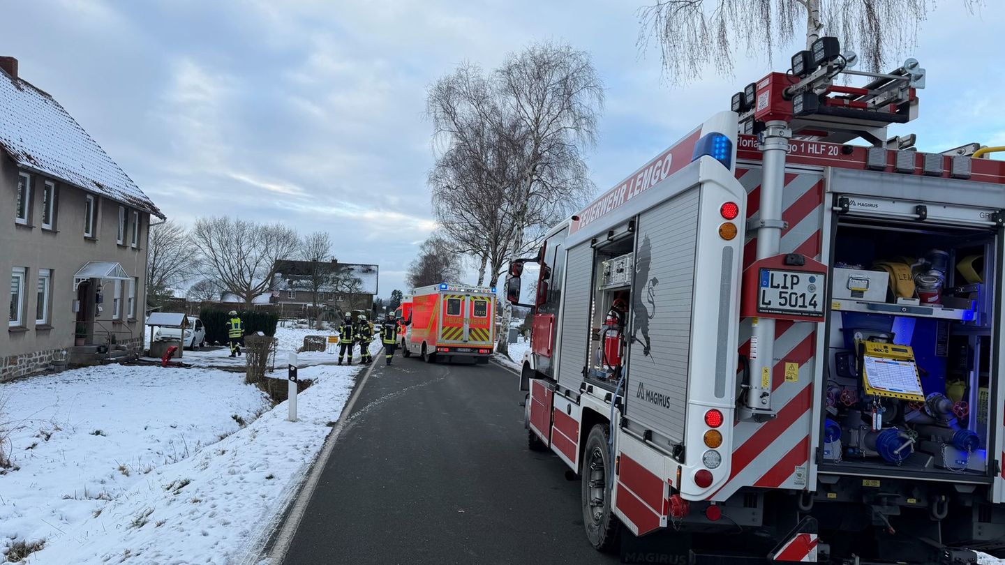 Drei Menschen kamen ins Krankenhaus. Foto: Feuerwehr Lemgo/dpa