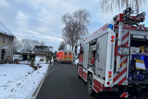 Drei Menschen kamen ins Krankenhaus. Foto: Feuerwehr Lemgo/dpa