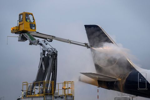 Zahlreiche Flieger müssen enteist werden - das sorgte auch am Abend für Verzögerungen. Foto: Boris Roessler/dpa