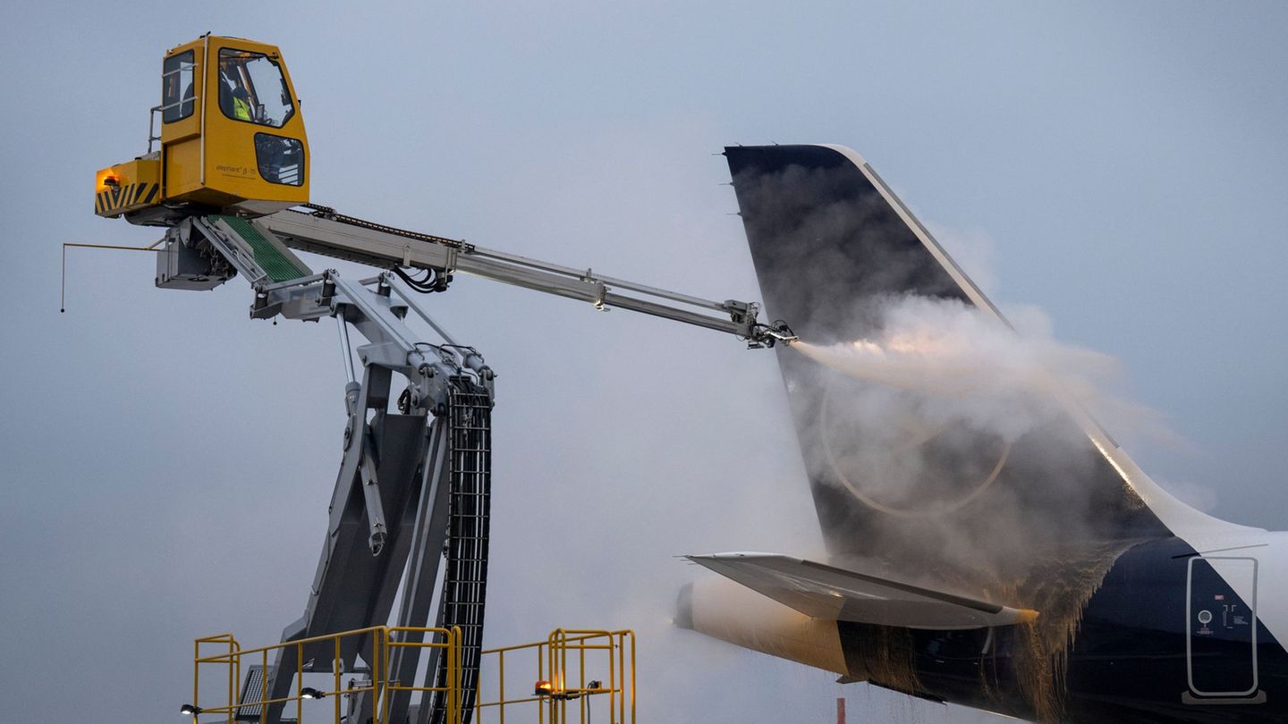 Zahlreiche Flieger müssen enteist werden - das sorgte auch am Abend für Verzögerungen. Foto: Boris Roessler/dpa