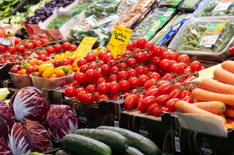 Bei den Lebensmitteln fallen Preissteigerungen für viele Menschen besonders ins Gewicht. (Illustration) Foto: Boris Roessler/dpa