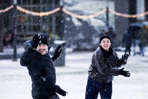 Menschen vergnügen sich bei einer Schneeballschlacht in Amsterdam in den Niederlanden. Foto: Robin Van Lonkhuijsen/ANP/dpa