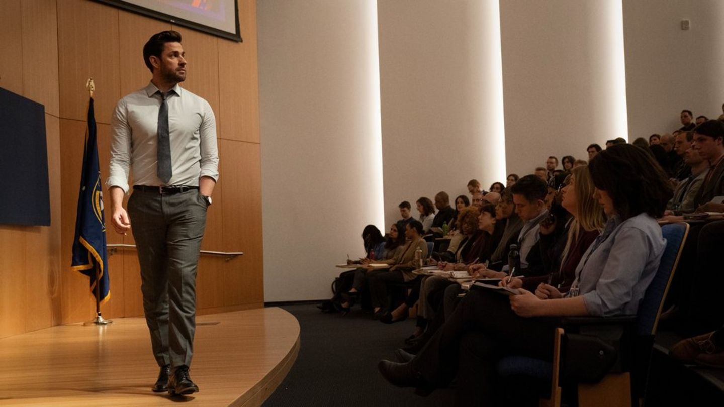 Zweite Staffel von "Tom Clancy's Jack Ryan": John Krasinski spricht als Jack Ryan mit Studenten über Venezuela.