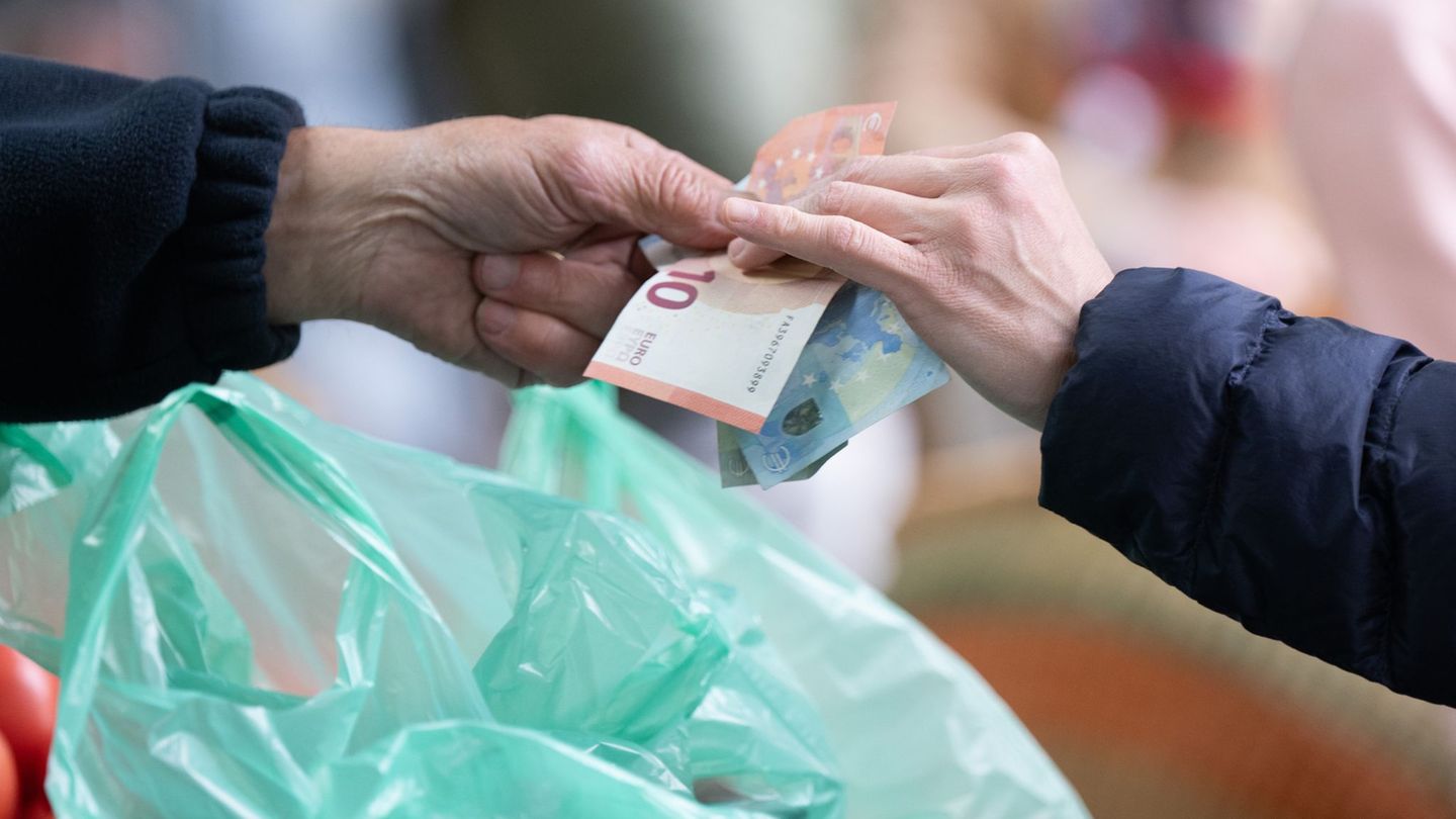 Der Alltag kann teuer sein, auch beim Einkaufen. Foto: Sebastian Kahnert/dpa