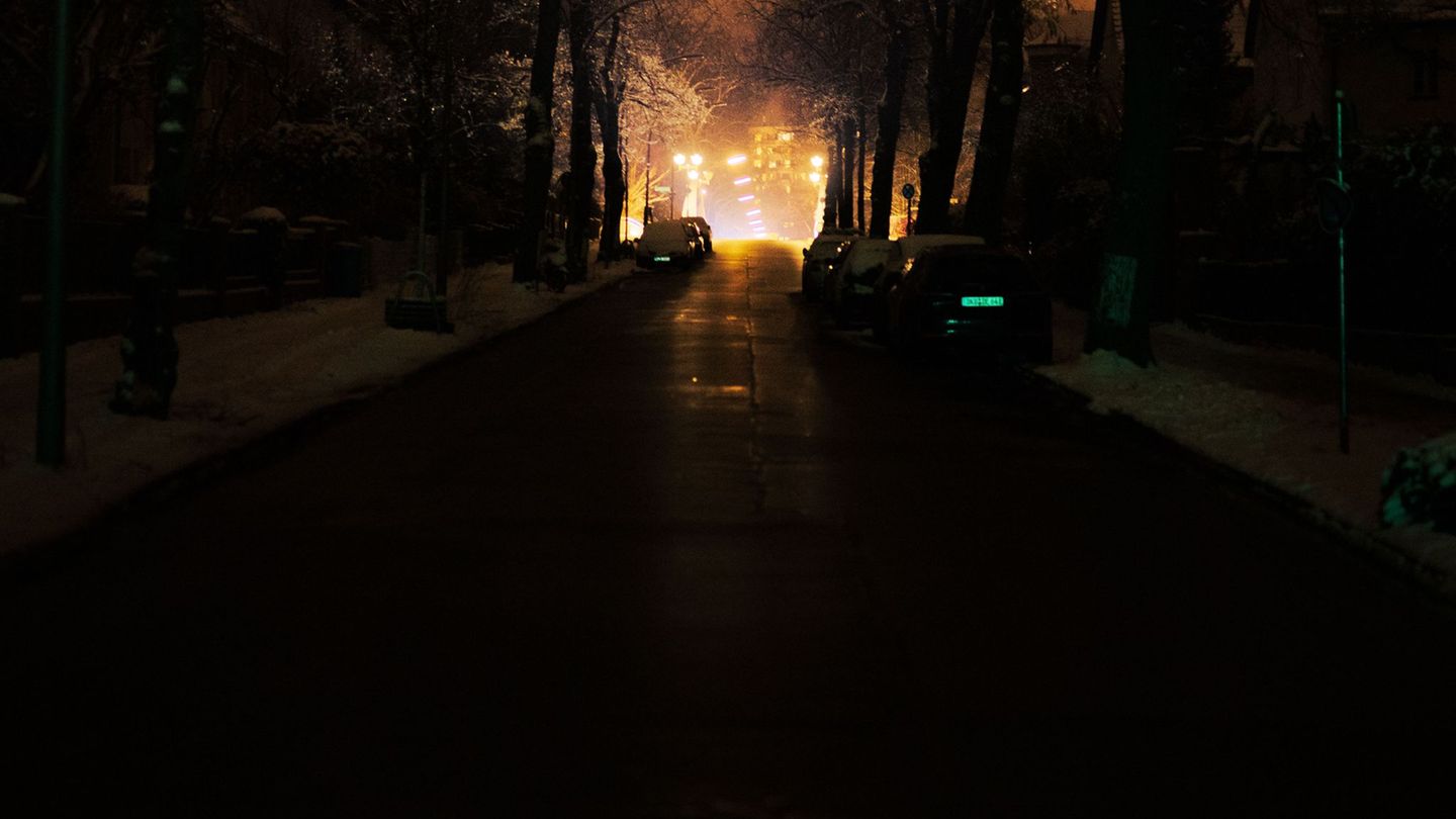 Im Gebiet des Stromausfalls kommt es nachts in einem Wohnhaus zu einem Wasserrohrbruch. Foto: Carsten Koall/dpa