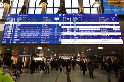 Das Stellwerk wurde repariert - Der Zugverkehr läuft wieder. Foto: David Young/dpa