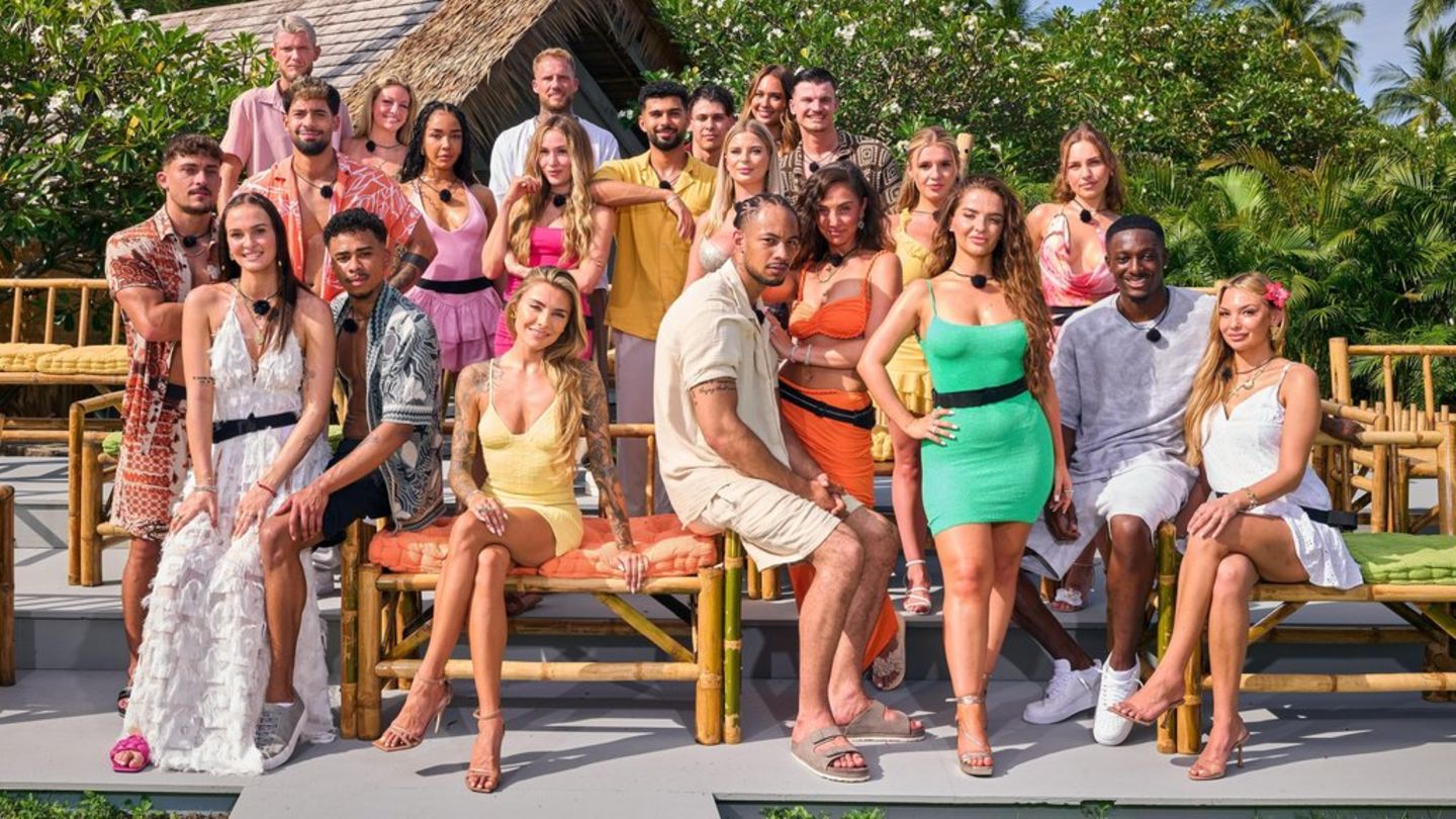 Moderatorin Sophia Thomalla posiert inmitten der 21 teilnehmenden Frauen und Männer.