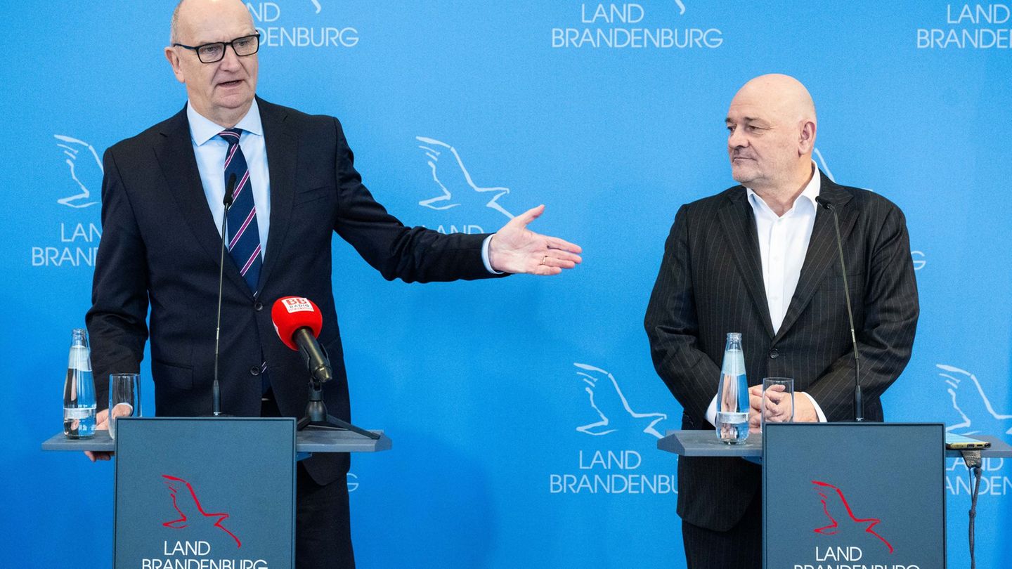 Brandenburgs Ministerpräsident Dietmar Woidke (SPD) und Finanzminister Robert Crumbach haben gemeinsam die SPD/BSW-Koalition auf