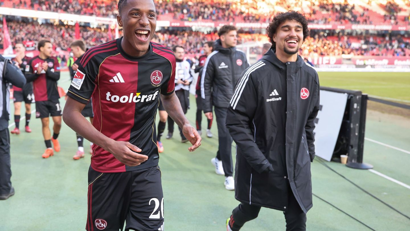 Muss den 1. FC Nürnberg nach nur einem halben Jahr wieder verlassen: Leihspieler Demba Diop (links). (Archivbild) Foto: Daniel L