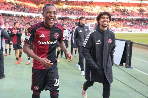 Muss den 1. FC Nürnberg nach nur einem halben Jahr wieder verlassen: Leihspieler Demba Diop (links). (Archivbild) Foto: Daniel L