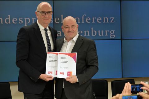 Brandenburgs Ministerpräsident Dietmar Woidke (SPD) und Finanzminister Robert Crumbach (BSW) haben gemeinsam die SPD/BSW-Koaliti