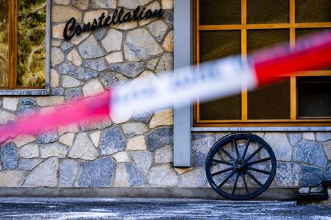 Vor der Unglücksbar in Crans-Montana hängt ein Absperrband