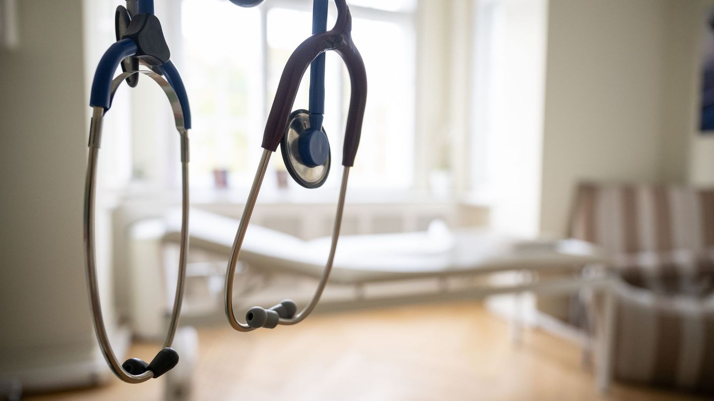 Die KV öffnet ihre Notdienstpraxis in Steglitz-Zehlendorf diese Woche länger. (Symbolfoto) Foto: Sebastian Gollnow/dpa