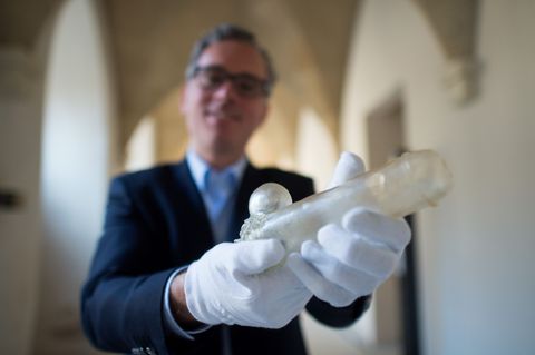 Der Glasphallus von Herford wurde auch schon in einer Ausstellung präsentiert. (Archivbild) Foto: Jonas Güttler/dpa