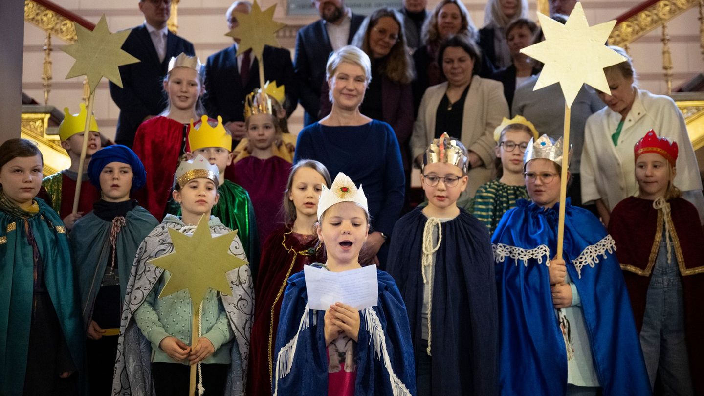Mecklenburg-Vorpommerns Ministerpräsidentin Manuela Schwesig (SPD) bekommt Besuch von jungen Sternsingerinnen und Sternsingern.