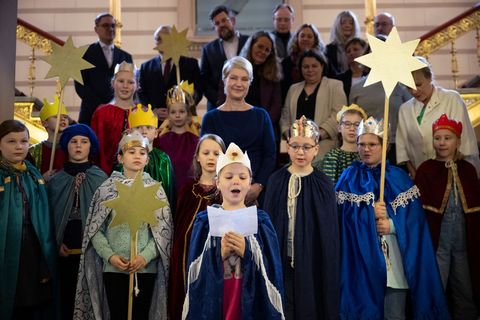 Mecklenburg-Vorpommerns Ministerpräsidentin Manuela Schwesig (SPD) bekommt Besuch von jungen Sternsingerinnen und Sternsingern.