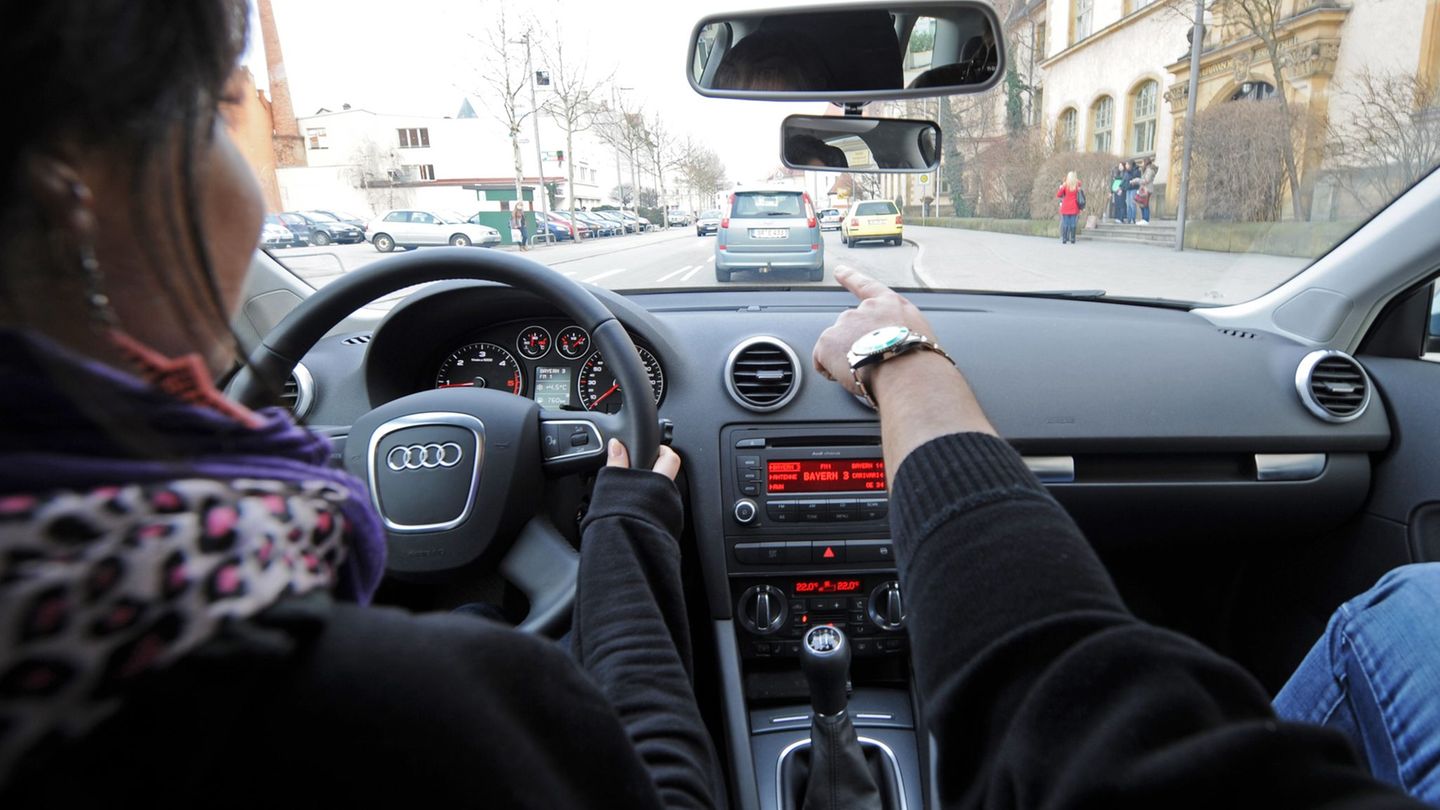 Die CSU würde den Führerschein ab 17 gerne ausweiten. Auch 16-Jährige sollen dann schon in Begleitung ein Auto fahren dürfen. (S