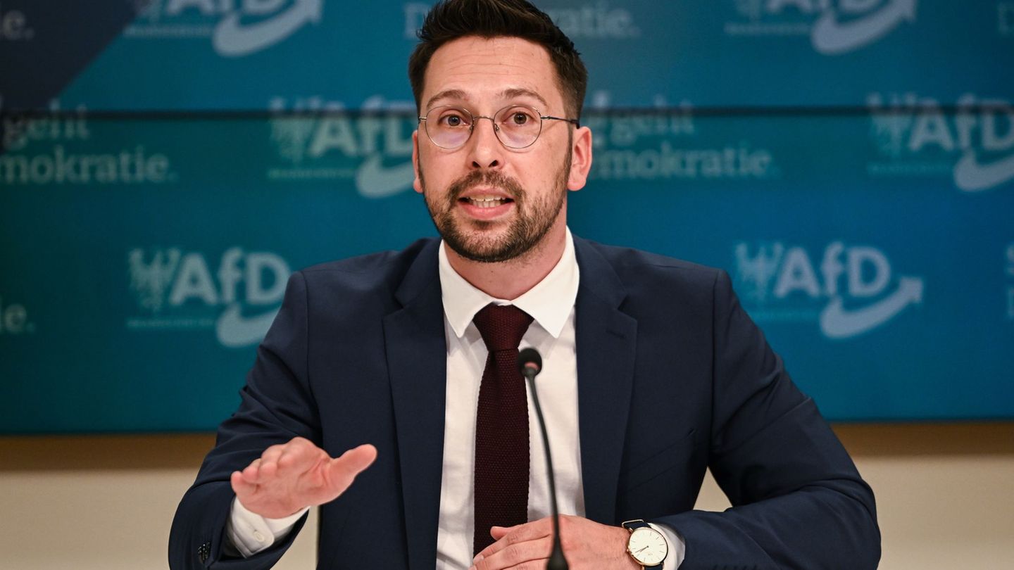 Der Parlamentarische Geschäftsführer der AfD-Landtagsfraktion, Dennis Hohloch, fordert Neuwahlen nach dem Ende der SPD/BSW-Koali