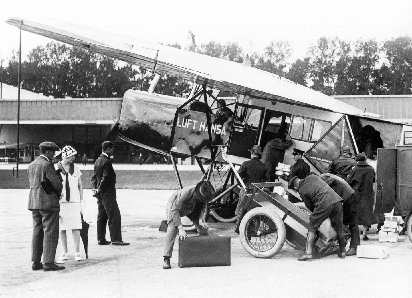 Propellermaschine und einige Menschen auf dem Flughafen Berlin Tempelhof 1926