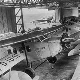 Eine Halle mit mehreren Propellermaschinen der Lufthansa, 1920er Jahre