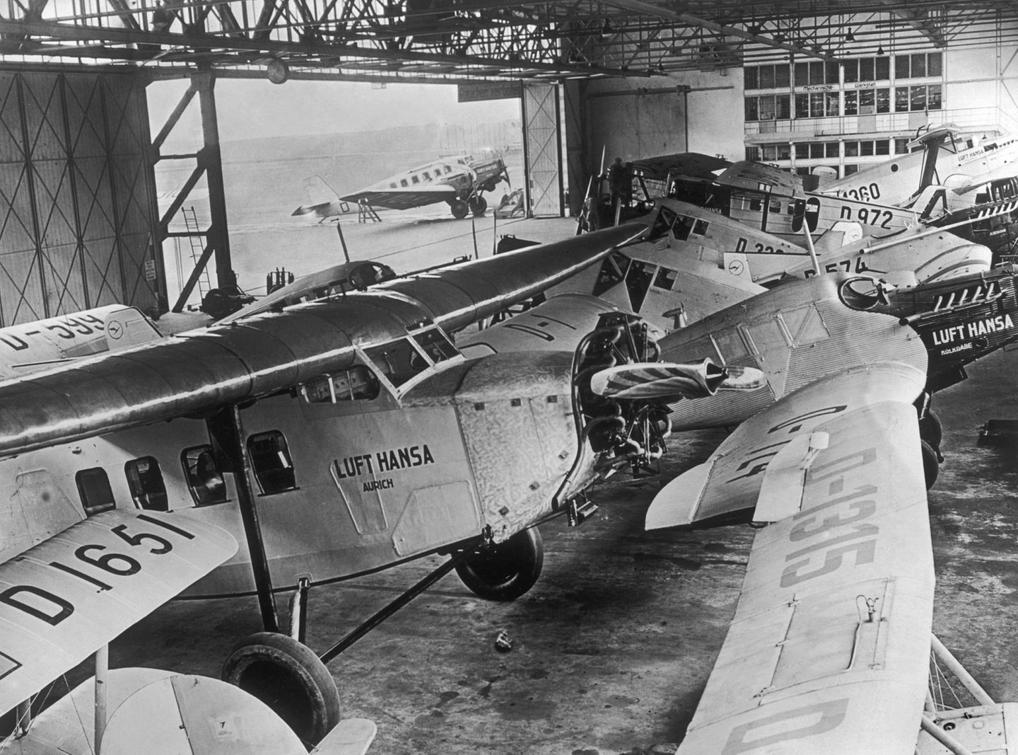 Eine Halle mit mehreren Propellermaschinen der Lufthansa, 1920er Jahre