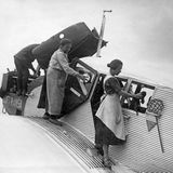 Zwei Frauen stehen auf der Tragfläche einer Junkers im Dienst der Luft Hansa, und polieren die Scheiben, 1920er Jahre