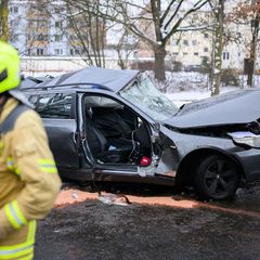 Ein Auto fährt gegen einen Baum, der 37 Jahre alte Fahrer stirbt, zwei weitere Insassen werden schwer verletzt. Foto: Julian Str