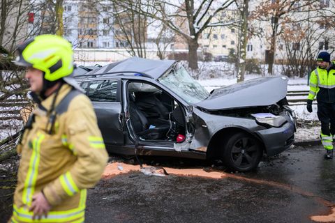 Ein Auto fährt gegen einen Baum, der 37 Jahre alte Fahrer stirbt, zwei weitere Insassen werden schwer verletzt. Foto: Julian Str