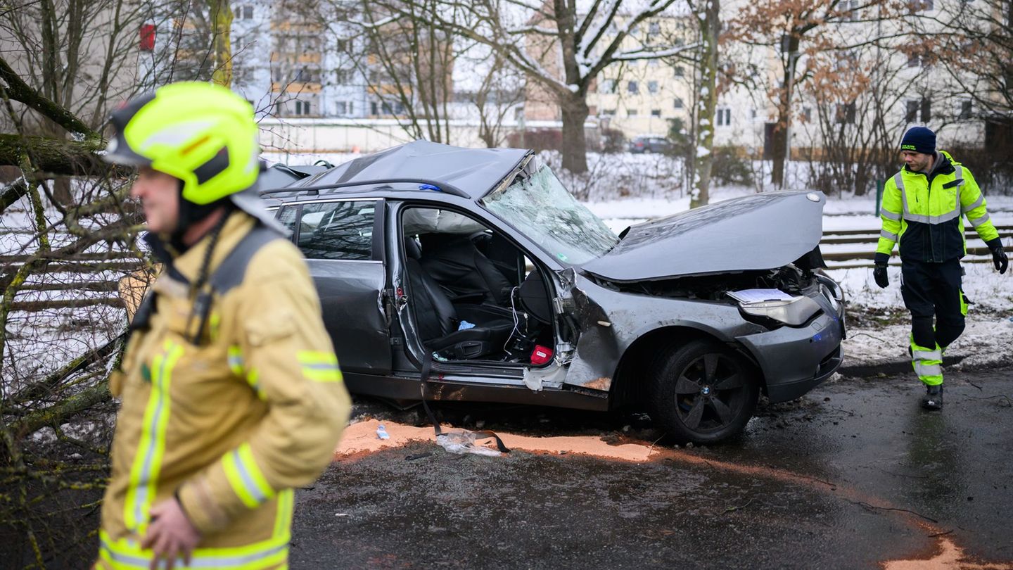 Ein Auto fährt gegen einen Baum, der 37 Jahre alte Fahrer stirbt, zwei weitere Insassen werden schwer verletzt. Foto: Julian Str